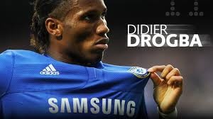 Image de Football. Le patron du club de Chelsea, Roman Abramovich a sollicité la présence de l’ivoirien dans le staff des Blues. En effet, très attaché à Mourinho, le joueur Ivoirien Didier Drogba a demandé un bon moment de réflexion pour la proposition. Mais après sa présence dans les gradins, aux côtés du nouvel entraineur, Guus Heddink et du président Roman Abramovich, lors du premier match du nouvel entraineur, je suis en mesure de penser qu’il a accepté sinon envisage d’accepter cette offre d’intégrer le staff technique du club qui lui a tout donné en tant que joueur. Sachant qu’il avait toujours désiré rejoindre ce club, c’est certainement une offre qu’il ne pourrait refuser.