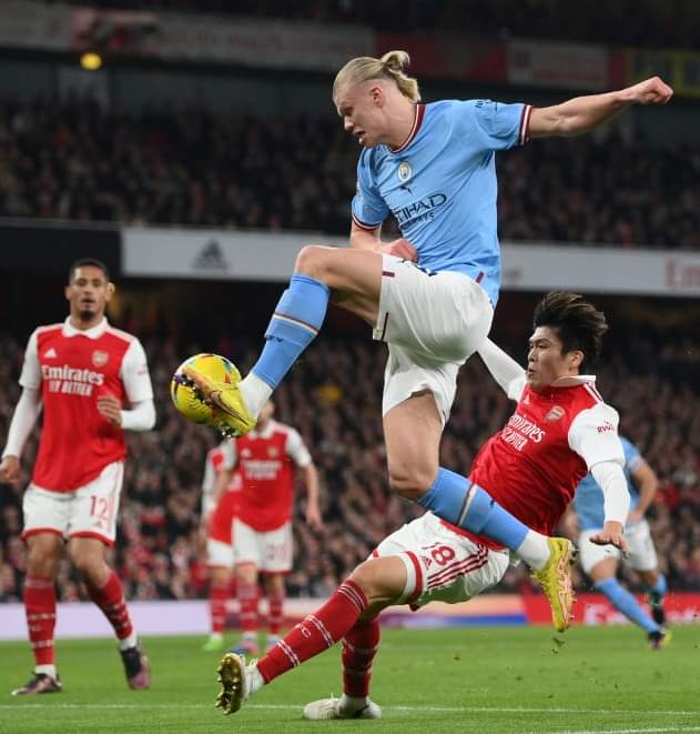 Image de Football. Les Citizens vont mettre fin à la série d'invincibilité à domicile des Gunners grâce à cette victoire 3:1 qui va également permettre à City de prendre provisoirement la tête du classement grâce à un goal différentiel favorable, avec le même nombre de points (51 points). Cependant, Arsenal a encore un match en retard qui pourrait permettre aux Gunners de repasser devant. Ce fut l'occasion pour le buteur Citizen, Erling Haaland, de marquer son 26ème but en championnat et 32ème but toutes compétitions confondues cette saison. Quelle performance! Pensez vous qu'Arsenal pourra terminer premier du Championnat cette saison?