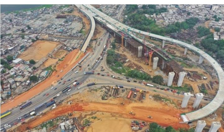 Image de Politique. Le 4ème pont d'Abidjan, dont les travaux ont démarré en 2018, sera partiellement ouvert d'ici la fin de mois de mars. C'est l'annonce qu'a fait le Ministre de l'Equipement et de l'Entretien Routier, M. Amédée Kouakou. Le tronçon concerné est celui qui traverse la lagune et relie la commune de Yopougon à celle d'Attécoubé, jusqu'au niveau de Sebroko. Pendant ce temps, les travaux se poursuivront jusqu'à l'achèvement complet du pont. Une solution qui vient soulager les habitants de Yopougon qui se retrouvent bloqués, incapables de sortir ou d'entrer chez eux lorsqu'un accident survient sur l'autoroute. Que pensez vous de cette annonce? Avez vous déjà été bloqué chez vous à cause d'un accident de circulation?