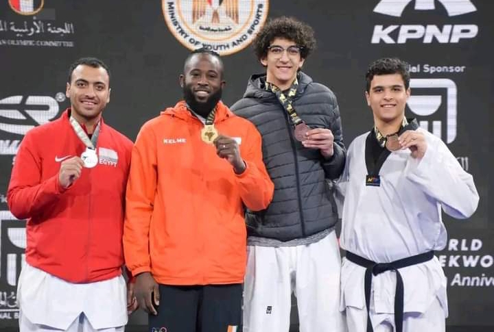 Image de Sport. Le taekwondoin ivoirien, Cissé Sallah remporte la médaille d'or de sa catégorie lors du Président Cup Africa qui s'est tenue ce 17 Février au Caire. Rappelons qu'il n'y a pas longtemps il avait remporté une médaille d'or dans une autre compétition. On peut dire que l'année démarre très bien pour l'athlète ivoirien. Que pensez vous de cette performance de Cissé?