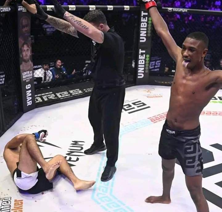 Image de Sport. Ce fut un combat assez bref, pourrait-on dire, qui s'est achevé par la victoire de l'ivoirien Youssouf Binaté en MMA. En effet, l'ivoirien, très déchaîné, a "bousillé" la jambe du Brésilien ce qui va obliger Martins à abandonner le combat dès le premier tour. Que dire de cette performance?