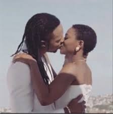 Image de Célébrités. C’est officiel, les deux artistes nigérians que sont Flavour et Chidinma « Miss Kedike » sont désormais ensemble et ils ont attendu d’être ensemble sur un même podium pour porter l’information à leurs fans via un baiser. Rappelons que les deux artistes dans la vidéo de « Ololufe » avaient partagé un baiser. C’était certainement une manière de préparer les fans à cette superbe nouvelle.