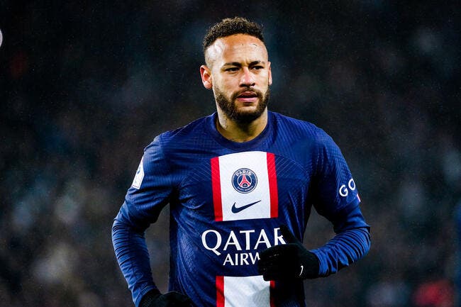 Image de Football. C'est ce que nous pourrions penser après l'insulte qu'a jeté le brésilien Neymar Jr à l'endroit de son co-équipier, Kylian: "Tu vas fermer ta gueule", tels sont les mots de Neymar. Il faut dire que l'impasse que traverse actuellement le club parisien tend à mettre tous les joueurs à cran, en particulier les cadres que sont Neymar, Kylian et Messi. Nous osons croire que c'était juste une crise de nerfs et que les choses sont entrées en ordre, ce qui sera idéal pour l'équipe qui a besoin de se ressaisir. Des rumeurs laissent penser à un probable départ de l'un des cadres, mais pensez vous que cela est possible? Selon vous, qui pourrait quitter le club?