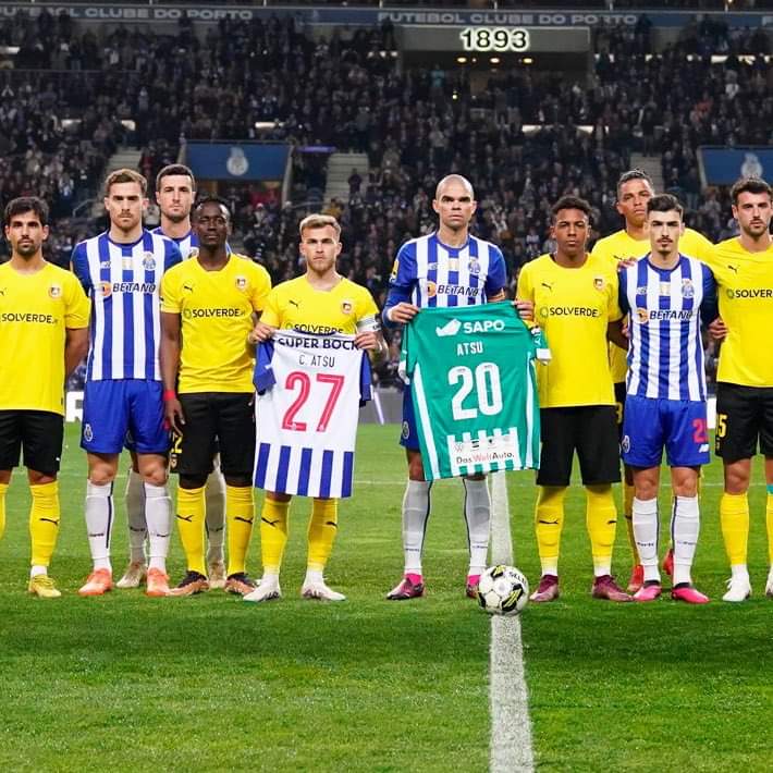 Image de Football. C'est une scène assez émouvante qui s'est produite sur la pelouse lors de la rencontre entre le FC Porto et Le Rio Ave en championnat portugais. Les joueurs ont décidé de rendre hommage au joueur ghanéen, Christian Atsu, décédé suite au séisme survenu en Turquie. Pour se faire, ils ont brandi des maillots au nom du défunt joueur. Ce fut une scène de solidarité qui vient rappeler qu'un footballeur ne meurt pas mais plutôt reste à jamais dans le cœur des fans. Repose en paix cher Atsu, tes collègues ne t'ont pas oublié. Que pensez vous de ce geste des joueurs?