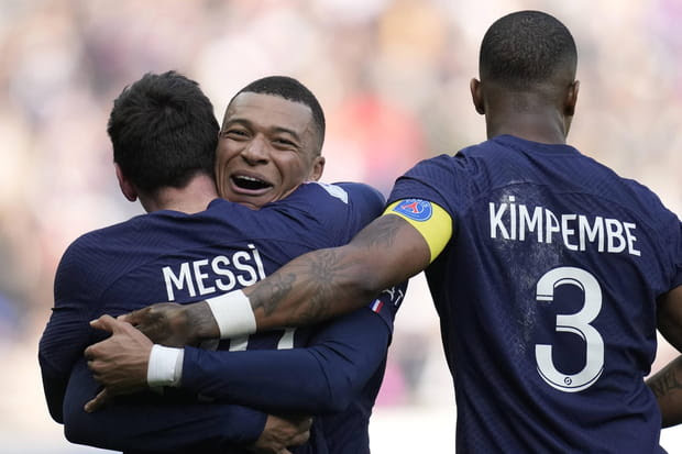 Image de Football. Ce fut une rencontre épique comptant pour la 24ème journée de la Ligue 1 Eats. Le PSG se devait de gagner ce match pour récupérer en confiance après sa défaite en Champions League. Et oui, le PSG a mené par 2 buts de différence (2:0) un but de Kylian et celui de Neymar, puis s'est fait rattraper au score et dépasser (2:3). C'est alors que Kylian, une seconde fois, va marquer le but égalisateur (3:3) et enfin, Messi permettra dans les derniers instants de match, de prendre l'avance (4:3). Ce fut un match plein de rebondissement du début jusqu'à la fin. Appréciez le match et donnez votre avis. Qui mérite le titre de l'homme du match du côté du PSG? Messi, Neymar ou M'bappé?