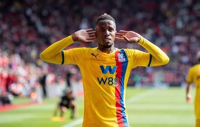 Image de Football. L'ailier droit de 30 ans, Wilfried Zaha évolue actuellement avec le club de Crystal Palace, en premier League anglaise. Cependant, son contrat prend fin en juin prochain et l'ivoirien ne désire pas le reconduire. Étant donc libre à compter de cette période, il est pressenti en Arabie saoudite où certains clubs (Al Nassr, Al-Ittihad) voudraient l'avoir dans leur effectif. Il rejoindra donc Cristiano Ronaldo si cette destination se confirme. Serait ce une manière pour le joueur de planifier sa retraite?