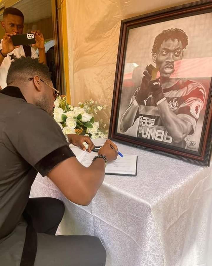 Deuxième Image de Football. L'ex international ghanéen, Asamoah Gyan est allé présenter ses condoléances à la famille de feu Christian Atsu, décédé récemment suite au séisme en Turquie. Un geste de solidarité qui démontre combien le joueur de Hatayspor était apprécié par ses collègues et devanciers des Black Stars du Ghana. On peut l'apercevoir avec la sœur Jumelle de feu Christian. Que pensez vous de cet acte de Gyan?