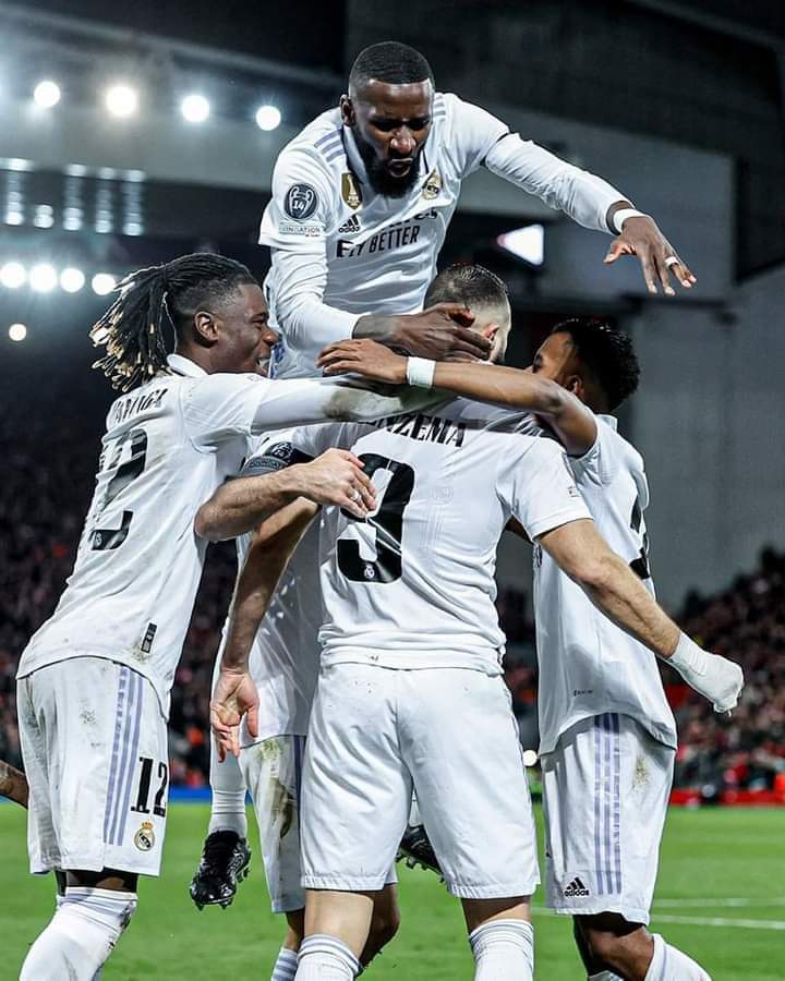 Image de Football. Alors que plusieurs personnes s'attendaient à une revanche de Liverpool défait lors de la finale de la dernière Ligue des Champions, c'est plutôt une cuisante défaite que le Real Madrid va finalement infliger au Reds. Le score de 5:2 rentre ainsi dans l'histoire du club. C'est la première fois que Liverpool FC concède 3 buts d'écart dans son propre stade, Anfield, en LDC. Que dire de la performance du Real?