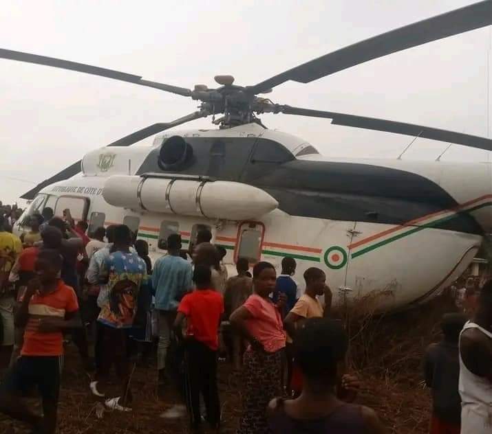 Image de Politique. Un hélicoptère qui transportait des autorités ivoiriennes à savoir la Ministre des Affaires Étrangères Mme Kandia Camara et le Président de l'Assemblée Nationale M. Adama Bictogo, a du faire un atterrissage d'urgence dans la commune de Gohitafla dans le centre ouest du pays. Les raisons restent inconnues cependant aucune perte en vie humaine n'est à déplorer. Avez-vous été déjà témoins d'un crash?