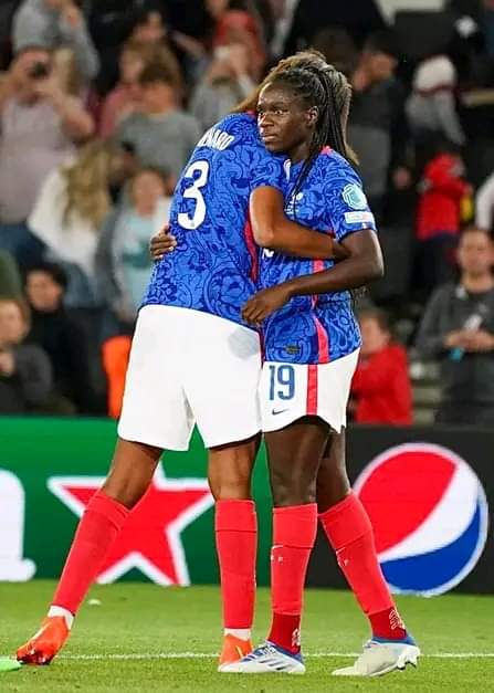 Deuxième Image de Football. La capitaine Wendie Renard et quelques autres joueuses ont décidé, à quelques mois du mondial, de claquer la porte à la sélection nationale féminine de football. C'est un élan de solidarité qui vise à protester contre la gestion de l'équipe tant par l'entraîneuse Corine Diacre que par les dirigeants de la sélection. Pensez-vous que la France, sans Wendie Renard, Mbock, Kadidiatou Diani, Marie Antoinette Katoto, a toutes ses chances au mondial?