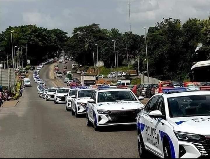 Image de Politique. Dans le but de veiller à la sécurité de la population ivoirienne, le Ministère de l'Intérieur a décidé de donner les moyens à sa Police afin qu'elle soit plus efficace. C'est dans ce cadre que la police a réceptionné 200 véhicules neufs. Des véhicules qui rehaussent l'image de notre police. C'est un geste salutaire, nous espérons juste que les agents en feront bon usage et que l'entretien suivra. Selon vous, quels actes personnels posent souvent les agents de l'État avec des véhicules de service et que vous décriez? Perso, les virées nocturnes.