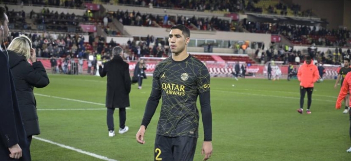 Image de Football. Selon l'avocat du jeune joueur du PSG, Achraf Hakimi, son client serait victime d'une tentative de racket. Interpellé à ce propos, l'avocate de la présumé victime martèle que sa cliente ne s'exprimera que devant une court de justice. Hakimi aurait il raison? En tout cas, vu les revenus des footballeurs, ceux ci représentent une manne financière importante et cette option n'est pas à exclure. L'histoire de Paul Pogba et ses frères en est une illustration parfaite. Qu'en dites vous?