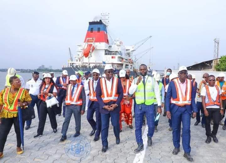 Image de Politique. Selon Monsieur Alain Fally, Chef du Département Études et Travaux du Port Autonome d'Abidjan a annoncé que les travaux du terminal céréalier en construction sont à 99,5 % d'achèvement. À cet effet, le terminal sera opérationnel dès ce mois de Mars et recevra son premier navire le 15 Mars prochain. C'est un projet qui vient renforcer les capacités du port qui pourra désormais accueillir des navires Overpanamax d'une capacité d'entre 40.000 et 50.000 tonnes de vracs alimentaires. J'espère juste que cela contribuera à réduire la pénurie de certaines marchandises sur le marché notamment le blé, avec pour avantages l'amélioration des prix. Et vous, qu'attendez vous comme retombés de l'inauguration de ce terminal?