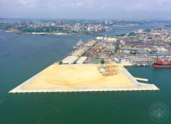 Deuxième Image de Politique. Selon Monsieur Alain Fally, Chef du Département Études et Travaux du Port Autonome d'Abidjan a annoncé que les travaux du terminal céréalier en construction sont à 99,5 % d'achèvement. À cet effet, le terminal sera opérationnel dès ce mois de Mars et recevra son premier navire le 15 Mars prochain. C'est un projet qui vient renforcer les capacités du port qui pourra désormais accueillir des navires Overpanamax d'une capacité d'entre 40.000 et 50.000 tonnes de vracs alimentaires. J'espère juste que cela contribuera à réduire la pénurie de certaines marchandises sur le marché notamment le blé, avec pour avantages l'amélioration des prix. Et vous, qu'attendez vous comme retombés de l'inauguration de ce terminal?