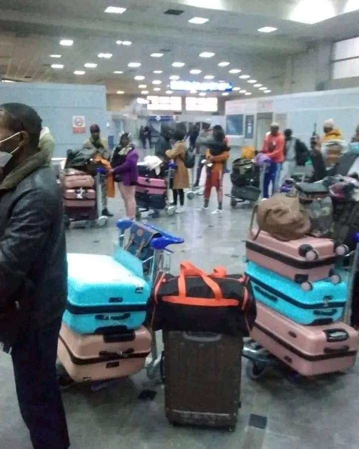 Image de Affaires Etrangères. Après leur appel à l'aide entendu par les autorités ivoiriennes, les ivoiriens en Tunisie sont en route pour les bords de la lagune Ebrié. Rappelons que ceux-ci avaient désiré rentrer chez eux, après avoir été victimes d'agressions et craignaient pour leur vie en Tunisie suite à la chasse à l'homme ouverte contre les ressortissants africains de l'Afrique subsaharienne. Je pense que certains pourraient être emmenés à quitter à nouveau le pays si rien n'est fait pour leur insertion, qu'en pensez vous?