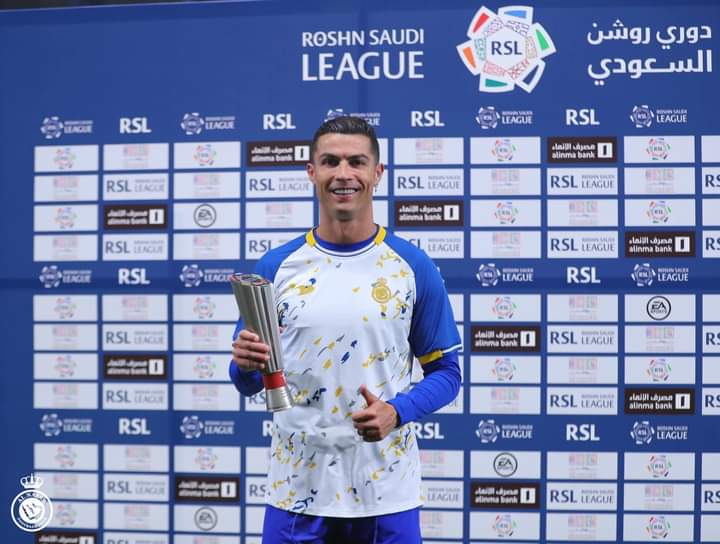 Image de Football. C'est un bon début pour Cristiano Ronaldo en Roshn Saudi League avec El Nassr. Pour sa prestation du mois de Février dans cette ligue saoudienne, le portugais a été désigné joueur du mois. Une belle récompense pour celui dont on disait qu'il était bon pour la retraite. Bravo à lui. Et vous, pensez vous qu'il le mérite amplement?