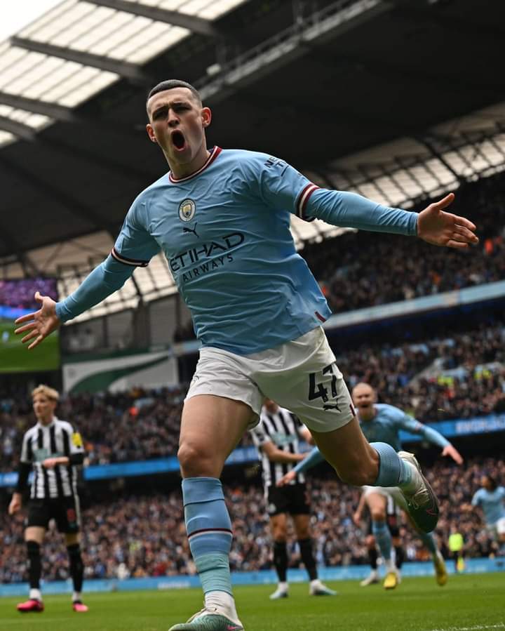 Image de Football. Rien n'est encore évident en tête de la premier League. Le combat entre Manchester City et Arsenal n'a pas encore fini de livrer ses secrets. Les citizens, grâce à leur victoire face à Newcastle (2-0) lors de la 26ème journée du championnat, réduisent l'écart à 2 points entre eux et les Gunners. Cependant, les Gunners ont encore un match en retard qui leur permettraient de reprendre 5 points d'avance. Selon vous, qui d'entre Arsenal et Manchester City est favoris pour le titre?