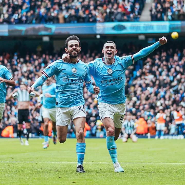 Deuxième Image de Football. Rien n'est encore évident en tête de la premier League. Le combat entre Manchester City et Arsenal n'a pas encore fini de livrer ses secrets. Les citizens, grâce à leur victoire face à Newcastle (2-0) lors de la 26ème journée du championnat, réduisent l'écart à 2 points entre eux et les Gunners. Cependant, les Gunners ont encore un match en retard qui leur permettraient de reprendre 5 points d'avance. Selon vous, qui d'entre Arsenal et Manchester City est favoris pour le titre?