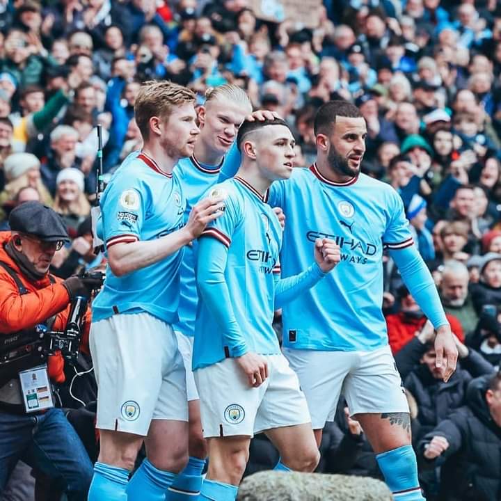 Troisième Image de Football. Rien n'est encore évident en tête de la premier League. Le combat entre Manchester City et Arsenal n'a pas encore fini de livrer ses secrets. Les citizens, grâce à leur victoire face à Newcastle (2-0) lors de la 26ème journée du championnat, réduisent l'écart à 2 points entre eux et les Gunners. Cependant, les Gunners ont encore un match en retard qui leur permettraient de reprendre 5 points d'avance. Selon vous, qui d'entre Arsenal et Manchester City est favoris pour le titre?