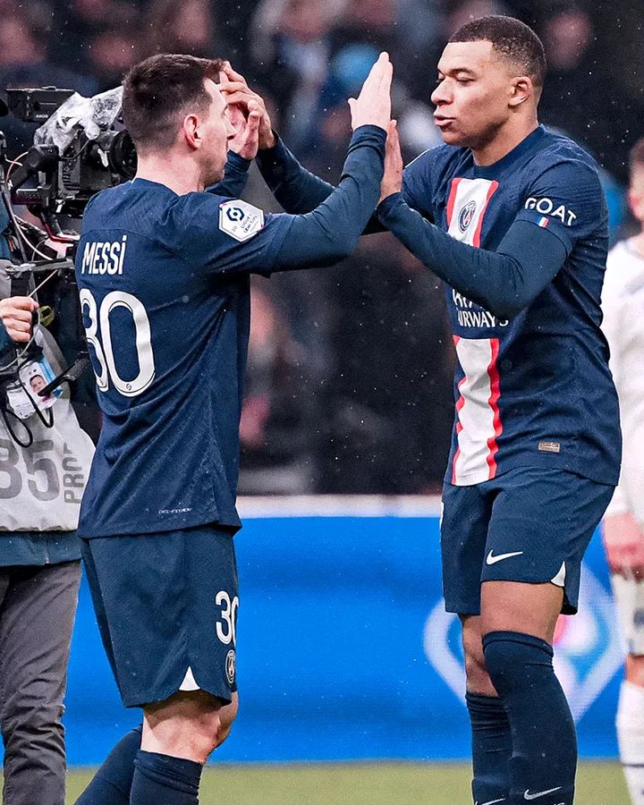 Deuxième Image de Football. Le prodige français, Kylian M'bappé entre désormais dans l'histoire du club parisien grâce à son but inscrit lors de la victoire 4-2 ce samedi 4 mars contre Nantes FC lors de la 26ème journée de la ligue 1. Il est désormais seul en tête des buteurs du club avec 201 réalisations, un nouveau record que vient de battre le jeune joueur de 24 ans. On ne peut que lui souhaiter d'autres records à pulvériser. Cependant, certaines rumeurs le voient sur d'autres cieux, autres qu'en championnat français. Pensez vous qu'il devrait quitter le PSG maintenant?