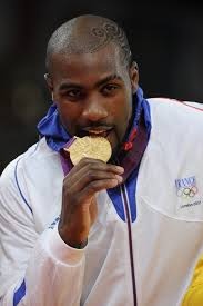 Image de Sport. A seulement 26 ans, le Français Teddy Riner marque l’histoire du judo de ses empreintes en remportant une unième le championnat du monde de judo dans la catégorie des plus de 100 kg. C’est son 8ème titre de champion. Une performance inédite pour un athlète encore plein d’avenir.