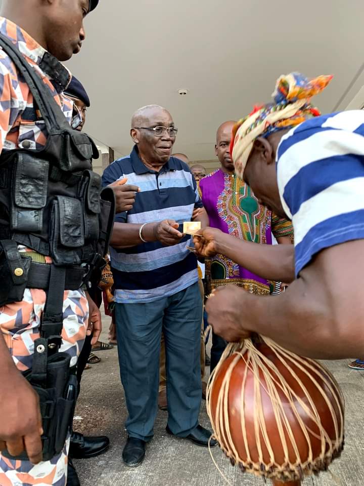 Deuxième Image de Politique. Pour ceux qui l'ont pas connu, le doyen comme certains aiment l'appeler, Abdoulaye Diallo était le chargé de mission de feu Félix Houphouët Boigny et ex-maire de Djekanou. Il vient de nous quitter à la plus de 95 ans. Il a reçu les hommages de toute la classe politique tant pour son œuvre que pour l'héritage politique qu'il laisse derrière lui. Avez vous entendu parler de cet homme? J'ai besoin de vos témoignages.