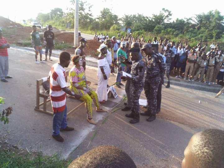 Image de Études/Devoirs. Les élèves et enseignants du Collège Moderne de Godiabré, à Gagnoa, dans le sud ouest de la Côte d'Ivoire se sont vus bloquer l'accès à l'établissement par les propriétaires terriens. En effet, les propriétaires terriens sont ceux à qui reviennent les droits de propriété de la terre sur laquelle a été bâti l'établissement. Ceux ci réclament un impayé de 1 million de francs CFA aux fondateurs de l'établissement. Même la police présente sur les lieux n'a pas pu décanter la situation. Les élèves et les enseignants ont dû retourner chez eux dans l'espoir qu'une solution sera trouvée au plus vite pour la réouverture de l'école. Que pensez vous de la réaction des propriétaires terriens?