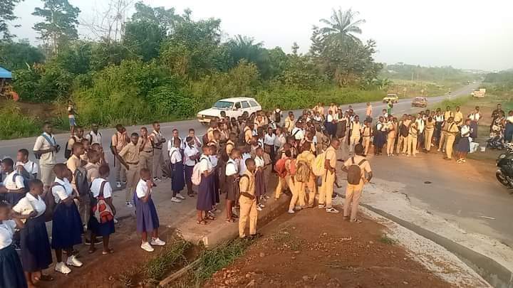 Deuxième Image de Études/Devoirs. Les élèves et enseignants du Collège Moderne de Godiabré, à Gagnoa, dans le sud ouest de la Côte d'Ivoire se sont vus bloquer l'accès à l'établissement par les propriétaires terriens. En effet, les propriétaires terriens sont ceux à qui reviennent les droits de propriété de la terre sur laquelle a été bâti l'établissement. Ceux ci réclament un impayé de 1 million de francs CFA aux fondateurs de l'établissement. Même la police présente sur les lieux n'a pas pu décanter la situation. Les élèves et les enseignants ont dû retourner chez eux dans l'espoir qu'une solution sera trouvée au plus vite pour la réouverture de l'école. Que pensez vous de la réaction des propriétaires terriens?