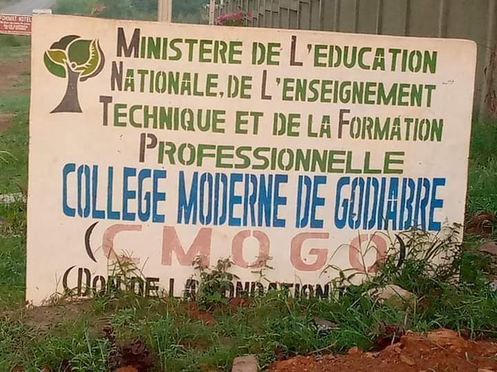 Quatrième Image de Études/Devoirs. Les élèves et enseignants du Collège Moderne de Godiabré, à Gagnoa, dans le sud ouest de la Côte d'Ivoire se sont vus bloquer l'accès à l'établissement par les propriétaires terriens. En effet, les propriétaires terriens sont ceux à qui reviennent les droits de propriété de la terre sur laquelle a été bâti l'établissement. Ceux ci réclament un impayé de 1 million de francs CFA aux fondateurs de l'établissement. Même la police présente sur les lieux n'a pas pu décanter la situation. Les élèves et les enseignants ont dû retourner chez eux dans l'espoir qu'une solution sera trouvée au plus vite pour la réouverture de l'école. Que pensez vous de la réaction des propriétaires terriens?