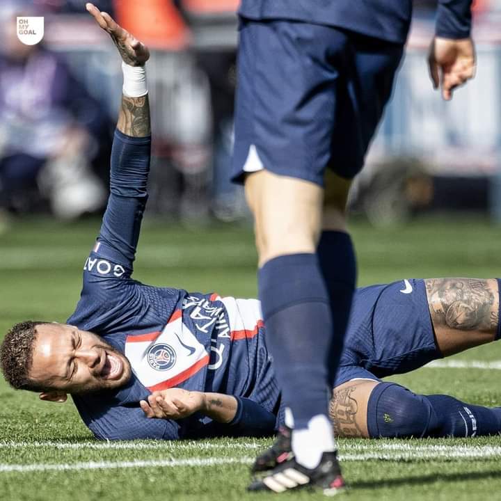 Image de Football. Tout semble se compliquer à nouveau pour le joueur brésilien du Paris Saint Germain. Blessé à la cheville récemment, Neymar Jr sera absent entre 3 et 4 mois afin de récupérer de l'opération qu'il doit subir d'ici peu. C'est donc la fin de saison pour l'attaquant brésilien. Pensez vous que son absence pourrait affecter négativement le PSG?