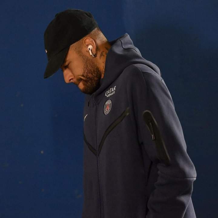 Deuxième Image de Football. Tout semble se compliquer à nouveau pour le joueur brésilien du Paris Saint Germain. Blessé à la cheville récemment, Neymar Jr sera absent entre 3 et 4 mois afin de récupérer de l'opération qu'il doit subir d'ici peu. C'est donc la fin de saison pour l'attaquant brésilien. Pensez vous que son absence pourrait affecter négativement le PSG?