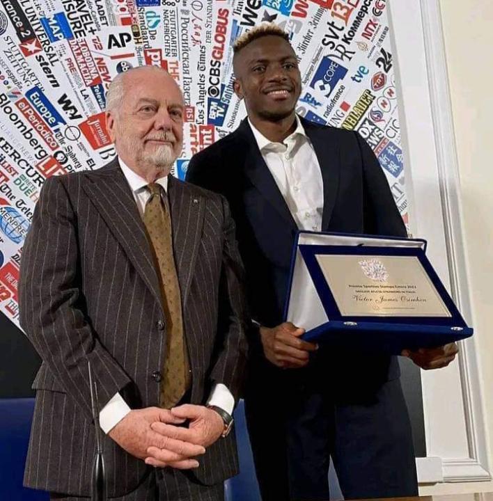 Image de Football. Le nigérian Victor Osimhen évoluant au Napoli vient d'être désigné meilleur joueur étranger 2022 du championnat Italien. Un trophée qui vient récompenser la formidable saison du joueur qui enflamme les statistiques. Une fois de plus la preuve que l'on peut y arriver à force de travail lorsqu'on se réfère à ses performances quelques mois plus tôt. Il est même comparé aux grands attaquants africains tels que Drogba, Sadio Mané. Qu'en dites vous?