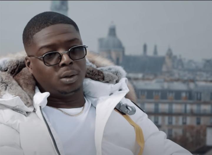 Image de Musique/Radio. Ninho a finalement tout dévoilé ! L'un des rappeurs français les plus populaires, Ninho annonce la sortie de son nouvel album et son retour dès le mois prochain. La nouvelle a ravi les fans, et beaucoup ont partagé leur enthousiasme les réseaux sociaux. L'album est sûr d'être un immense succès, étant donné les tubes précédents de N.I en matière de production de succès après succès. Comme tous les fans de rap français, j'ai hâte de l'entendre ! C'est lors d'un récent passage dans l'émission Planète Rap de Fred Musa sur Skyrock que Ninho a fait des révélations sur ses prochains à venir dans les prochaines semaines. Après l'énorme carton de Jefe certifié triple disque de diamant, N.I a multiplié les collaborations comme dernièrement avec Werenoi, Hös Copperfield ou encoure Gaulois, des featurings dont les titres figurent tous dans le Top Singles des morceaux les plus écoutés sur les plateformes de streaming.