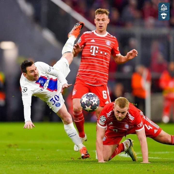 Deuxième Image de Football. Ce fut une désillusion pour l'ensemble des supporters parisiens. Alors que l'on s'attendait à une remontada du PSG face au Bayern Munich, c'est malheureusement une défaite qui scellera l'élimination de M'bappé et ses coéquipiers en huitièmes de finale retour de la ligue des champions. Battu 2-0, il faut dire que le PSG avait déjà perdu le match aller 1-0. C'était la dernière chance pour le PSG d'engranger un trophée international cette saison. Avez vous comme moi été déçu par les parisiens?