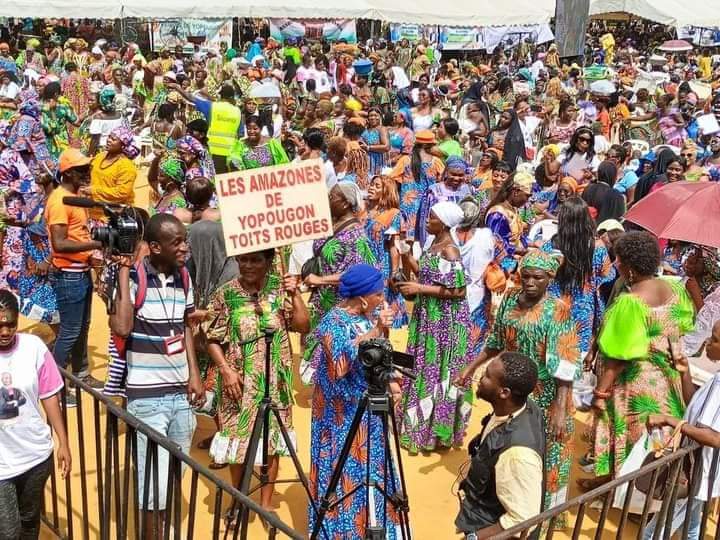 Image de Politique. C'est bientôt les élections municipales et chaque camp affûte ses armes. Mais il faut dire que l'une des batailles les plus coriaces s'annonce à Yopougon, le bastion de l'ex Président Laurent Gbagbo. Pour conquérir cette zone, le RHDP, parti au pouvoir, engage l'un de ses meilleurs pions, M. Adama Bictogo. Celui-ci a convoqué un meeting qui, vu le nombre de personnes présentes au rassemblement, laisse présager d'une rude bataille électorale à Yopougon. Et oui, pensez vous que Adama Bictogo et le RHDP peuvent dompter la plus grande commune de Côte d'Ivoire?