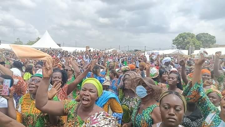 Deuxième Image de Politique. C'est bientôt les élections municipales et chaque camp affûte ses armes. Mais il faut dire que l'une des batailles les plus coriaces s'annonce à Yopougon, le bastion de l'ex Président Laurent Gbagbo. Pour conquérir cette zone, le RHDP, parti au pouvoir, engage l'un de ses meilleurs pions, M. Adama Bictogo. Celui-ci a convoqué un meeting qui, vu le nombre de personnes présentes au rassemblement, laisse présager d'une rude bataille électorale à Yopougon. Et oui, pensez vous que Adama Bictogo et le RHDP peuvent dompter la plus grande commune de Côte d'Ivoire?