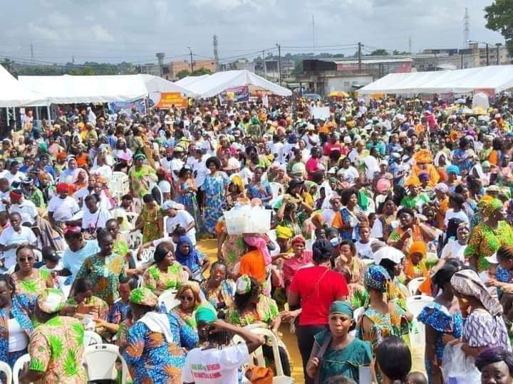 Troisième Image de Politique. C'est bientôt les élections municipales et chaque camp affûte ses armes. Mais il faut dire que l'une des batailles les plus coriaces s'annonce à Yopougon, le bastion de l'ex Président Laurent Gbagbo. Pour conquérir cette zone, le RHDP, parti au pouvoir, engage l'un de ses meilleurs pions, M. Adama Bictogo. Celui-ci a convoqué un meeting qui, vu le nombre de personnes présentes au rassemblement, laisse présager d'une rude bataille électorale à Yopougon. Et oui, pensez vous que Adama Bictogo et le RHDP peuvent dompter la plus grande commune de Côte d'Ivoire?