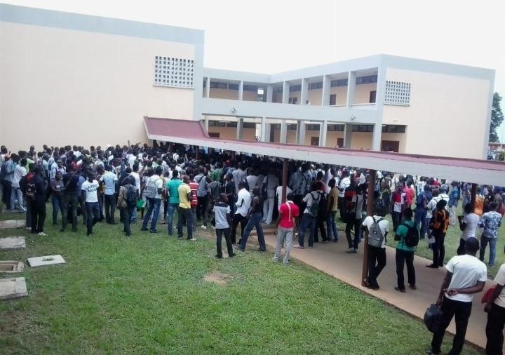 Image de Faits Divers. La Fédération Estudiantine et Scolaire de Côte d'Ivoire (FESCI), le plus grand mouvement estudiantin du pays, a fait parler d'elle mais cela de manière négative. La coopération dirigée par Alla Saint Clair est accusée par l'association des élèves et étudiants musulmans de Côte d'Ivoire (AEEMCI) d'avoir agressé des étudiants sur l'université Nangui Abrogoua, faisant 10 blessés graves, juste parce que ceux ci ont refusé de surseoir à leur examen blanc au profit d'une rencontre de la FESCI. L'AEEMCI signale que ces membres n'ont été informé de la rencontre de la FESCI que l'après midi dudit jour prévu pour leur examen blanc déjà prévu d'avance. Il semblerait que la FESCI ait voulu exercer son pouvoir de terreur, la loi du plus fort. On espère que tout rentrera dans l'ordre afin que la quiétude revienne sur le campus pour le bonheur des étudiants. Que pensez vous de cet acte de la FESCI? Qui a déjà été victime ou témoin des affres de ce mouvement?