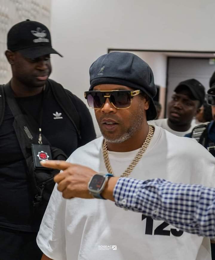 Image de Football. L'ex international brésilien Ronaldinho est actuellement en Guinée afin de prendre part à un match de gala prévu ce soir à partir de 14h au stade Général Lansana Condé. Le plus marquant, c'est l'accueil, il faut dire que le génie brésilien du football, ballon d'or 2005, a vraiment marqué la vie de nombreux guinéen tellement ils étaient nombreux à vouloir voir puis toucher le joueur. En tout cas, ils ne sont pas les seuls à l'aimer, on l'attend aussi en Côte d'Ivoire le 25 mars prochain pour, également un match de gala au stade Ebimpé. Et vous, faites vous partie des fans du joueur? Pourquoi?