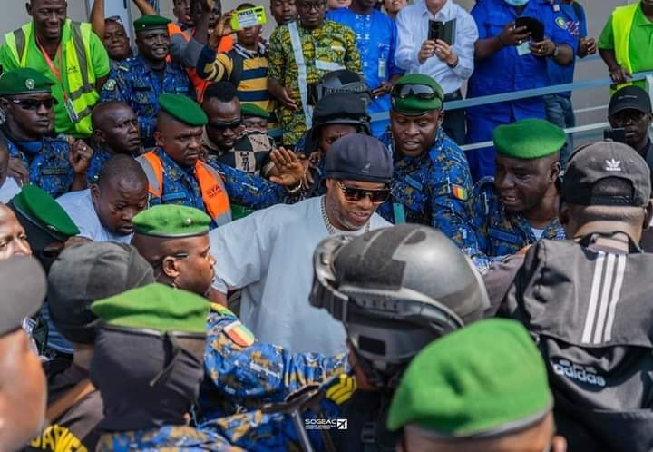 Deuxième Image de Football. L'ex international brésilien Ronaldinho est actuellement en Guinée afin de prendre part à un match de gala prévu ce soir à partir de 14h au stade Général Lansana Condé. Le plus marquant, c'est l'accueil, il faut dire que le génie brésilien du football, ballon d'or 2005, a vraiment marqué la vie de nombreux guinéen tellement ils étaient nombreux à vouloir voir puis toucher le joueur. En tout cas, ils ne sont pas les seuls à l'aimer, on l'attend aussi en Côte d'Ivoire le 25 mars prochain pour, également un match de gala au stade Ebimpé. Et vous, faites vous partie des fans du joueur? Pourquoi?