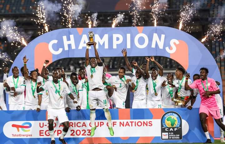 Image de Football. La CAN U20 vient de refermer ses portes au Caire en Egypte. La finale qui opposait le Sénégal à la Gambie, s'est achevée avec le victoire des Lions de la Teranga (2-0), qui accomplissent grâce à cette victoire un exploit qui entre dans l'histoire des compétitions sportives en Afrique. Eh oui, non seulement c'est la première coupe de la catégorie pour le Sénégal, mais ce trophée permet au Sénégal de remporter 4 compétitions continentales successivement. De la CAN passant par le CHAN, le Beach Soccer et terminant par la CAN U20, le Sénégal est le seul pays à avoir accompli un tel exploit. Félicitations au Sénégal et j'espère que la Cote d'ivoire pourra un jour réaliser un tel exploit. Que retenez-vous du parcours du Sénégal? Aucun but encaissé de toute la compétition et remportant tous les trophées individuels ou d'équipe?