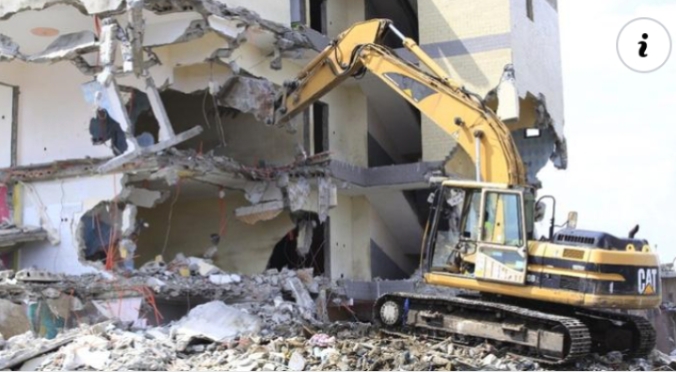 Image de Politique. Neuf Villas en construction dans la commune de Cocody, à Abidjan ont été détruites par les agents du ministère de la construction. Une décision qui vise à lutter contre les constructions anarchiques qui ont tendance à proliférer dans la capitale économique ivoirienne. Ces maisons étaient construites sans autorisation. Pensez vous que la démolition est la meilleure option pour combattre ce phénomène?