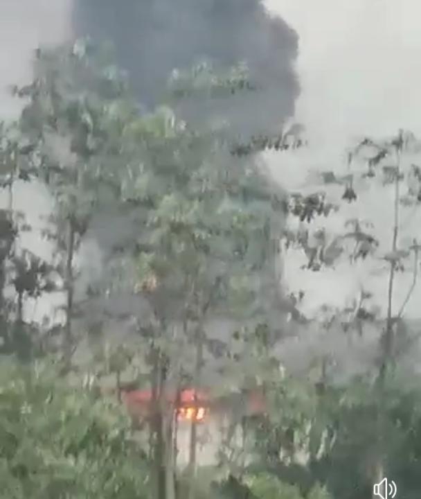 Image de Faits Divers. Un incendie s'est déclaré hier, 12 mars 2023 à La Compagnie des Caoutchoucs du Pakidié: CCP, basée à Sikensi dans le sud du pays, à environ une soixantaine de kilomètres d'Abidjan. L'usine est spécialisée dans la collecte de l'hévéa. Les causes de l'incendie restent inconnues. Ce qui retient notre attention, c'est que 2 heures après que l'incendie se soit déclaré, la réaction des pompiers se faisait encore attendre. Pourquoi une telle lenteur? Serait ce à cause d'un souci logistique? Votre avis m'intéresse.