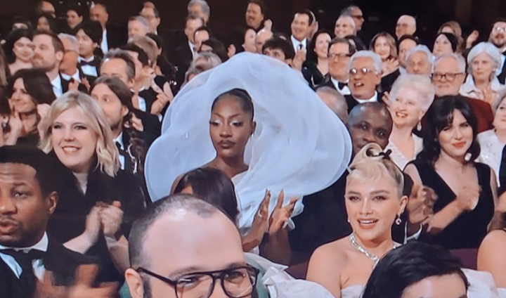 Image de Célébrités. Tems, littéralement, a volé la vedette à certains aux Oscars. L'énorme robe de la chanteuse a bloqué la vue d'un certain nombre de participants aux Oscars de dimanche soir. "Imaginez que vous attendiez toute votre vie pour être aux Oscars et que vous finissiez assis derrière un nuage", a tweeté une personne.