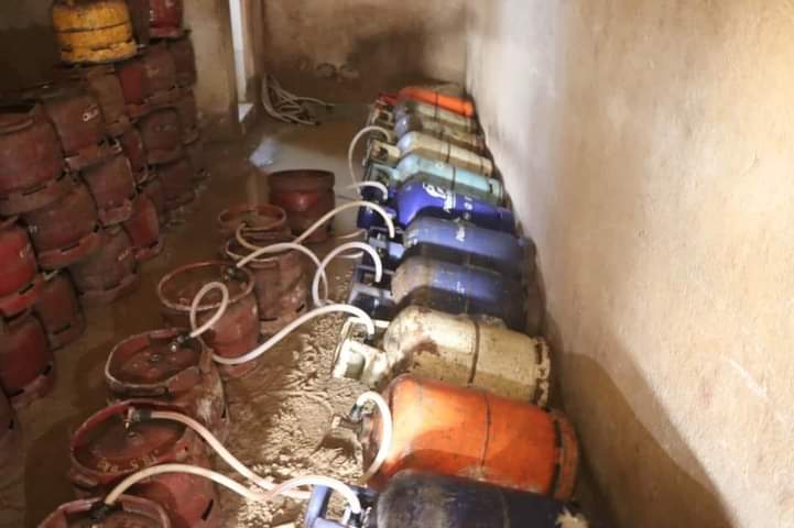 Image de Faits Divers. Un réseau illégal de distribution de gaz butane a été démantelé dans la commune de Cocody, à Djorobité. C'est un réseau de faussaires qui manipule le gaz afin de tromper la population et se fait plus de profit. Comme conséquence de ces mauvaises manipulations, on a des incendies, un contenu non réglementaire des bouteilles qui se vide plus tôt que prévu, dégradation des bouteilles et bien d'autres. J'ai déjà été victime d'une bouteille de gaz qui s'était vidée trop tôt, et vous?