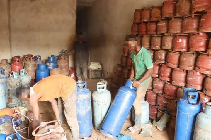 Deuxième Image de Faits Divers. Un réseau illégal de distribution de gaz butane a été démantelé dans la commune de Cocody, à Djorobité. C'est un réseau de faussaires qui manipule le gaz afin de tromper la population et se fait plus de profit. Comme conséquence de ces mauvaises manipulations, on a des incendies, un contenu non réglementaire des bouteilles qui se vide plus tôt que prévu, dégradation des bouteilles et bien d'autres. J'ai déjà été victime d'une bouteille de gaz qui s'était vidée trop tôt, et vous?