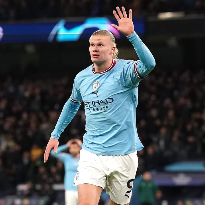 Troisième Image de Football. L'attaquant norvégien de Manchester City, Erling Haaland, inscrit un quintuplé et permet à son équipe de battre Leipzig 7 buts à 0 en match retour des huitièmes de finale de la ligue des champions. Erling devient ainsi le troisième joueur de l'histoire de la compétition à accomplir une telle performance. Une performance qui permet ainsi aux Citizens de se qualifier pour les quarts de finale. Que dire donc de cet exploit de Erling?