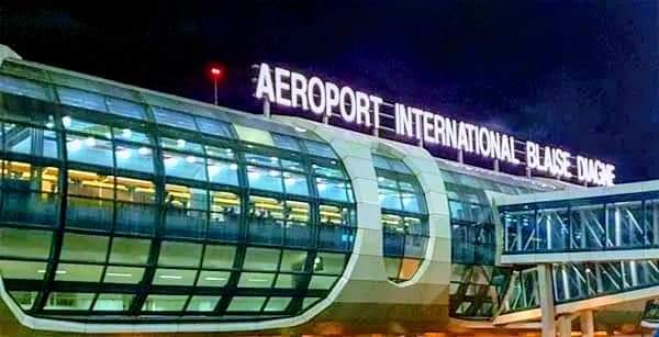 Image de Voyages. L'aéroport international Blaise Diagne du Sénégal a été désigné meilleur aéroport d'Afrique dans la catégorie des aéroports qui reçoivent entre 2 et 5 millions de voyageurs par an. Il se classe derrière l'aéroport Mohammed V du Maroc qui lui est classé en tête des aéroports avec une capacité pouvant atteindre 15 millions et plus de voyageurs par an. Avez-vous transité par l'un de ces aéroports? Quelle fut votre expérience?