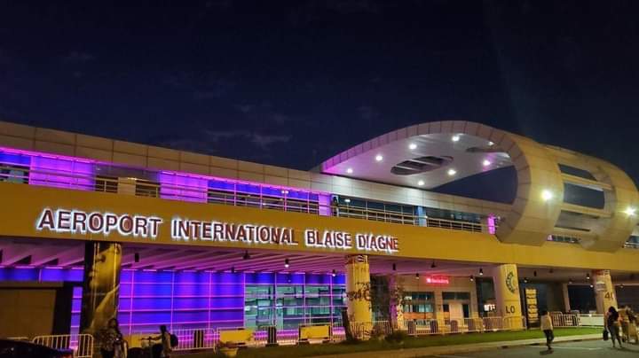 Deuxième Image de Voyages. L'aéroport international Blaise Diagne du Sénégal a été désigné meilleur aéroport d'Afrique dans la catégorie des aéroports qui reçoivent entre 2 et 5 millions de voyageurs par an. Il se classe derrière l'aéroport Mohammed V du Maroc qui lui est classé en tête des aéroports avec une capacité pouvant atteindre 15 millions et plus de voyageurs par an. Avez-vous transité par l'un de ces aéroports? Quelle fut votre expérience?