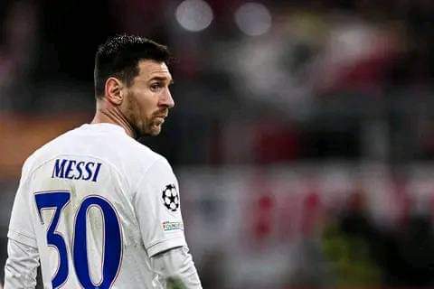 Image de Football. Selon certaines informations concordantes, l'attaquant du PSG, Lionel Messi, désire retourner au FC Barcelone. Et pour se faire, des discussions sont en cours entre lui et les leaders du club espagnol. Le sept fois ballon d'or aurait reçu les excuses du Président du club espagnol, Joan Laporta et les promesses de Xavi qu'il aura le soutien dont il a besoin pour son jeu. Rappelons que l'argentin hésite à renouveler son contrat avec le PSG qui rentrera en expiration d'ici le début de la saison prochaine. Pensez vous que Messi devrait retourner au Barça?